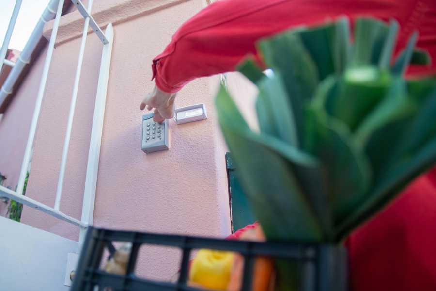 Kam jāmaksā par domofona remontu īrētā dzīvoklī