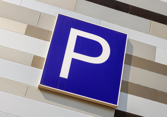 Jauni autostāvvietu noteikumi Itālijā: mainīgas laika ierobežojumu sistēmas, divkārši maksājumi un sodi par nepareiziem biļetēm.