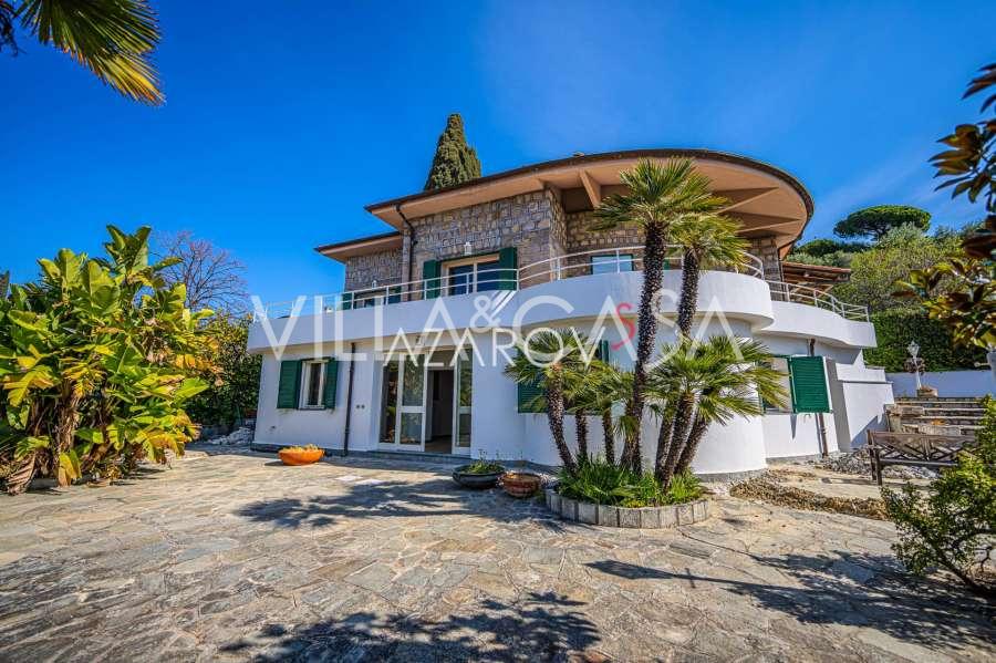 Villa Bordigherā ar panorāmas skatu uz jūru un Monako.