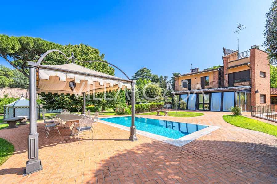 Villa ar baseinu elegantā Romas rajonā.