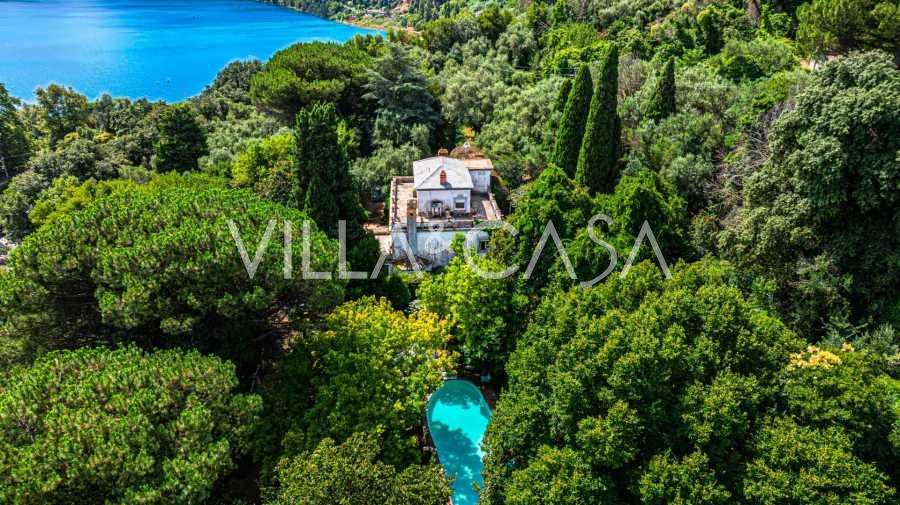 Elitāra villa Kastelgandolfo pie Albano ezera