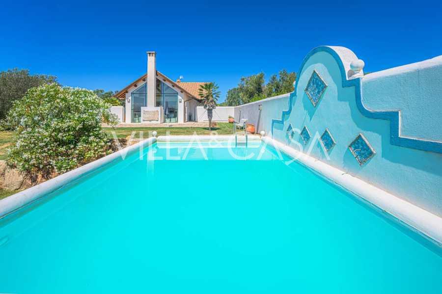 Villa ar baseinu modernā stilā uz Lacio un Toskānas robežas.