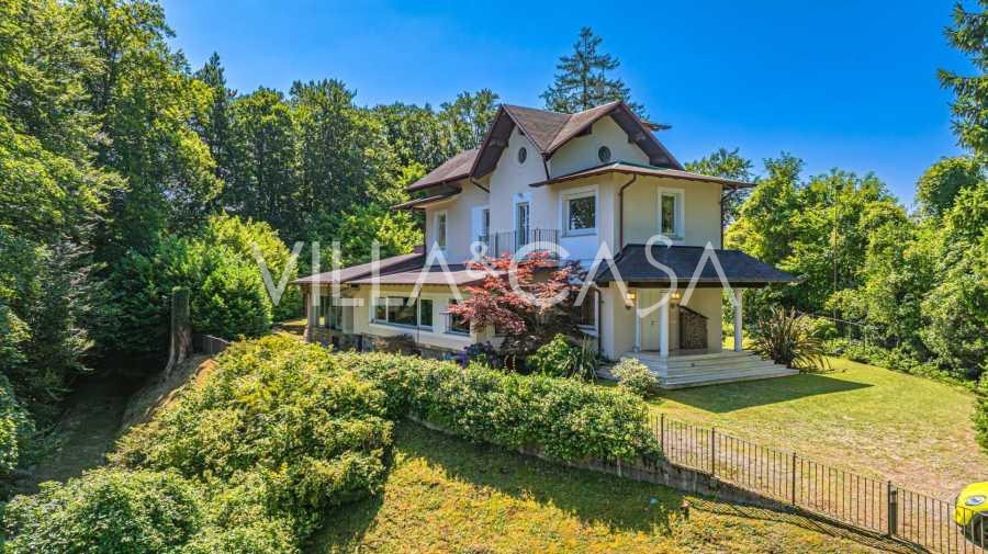 Elitā villa pie Madžores ezera Strezē tiek pārdota.