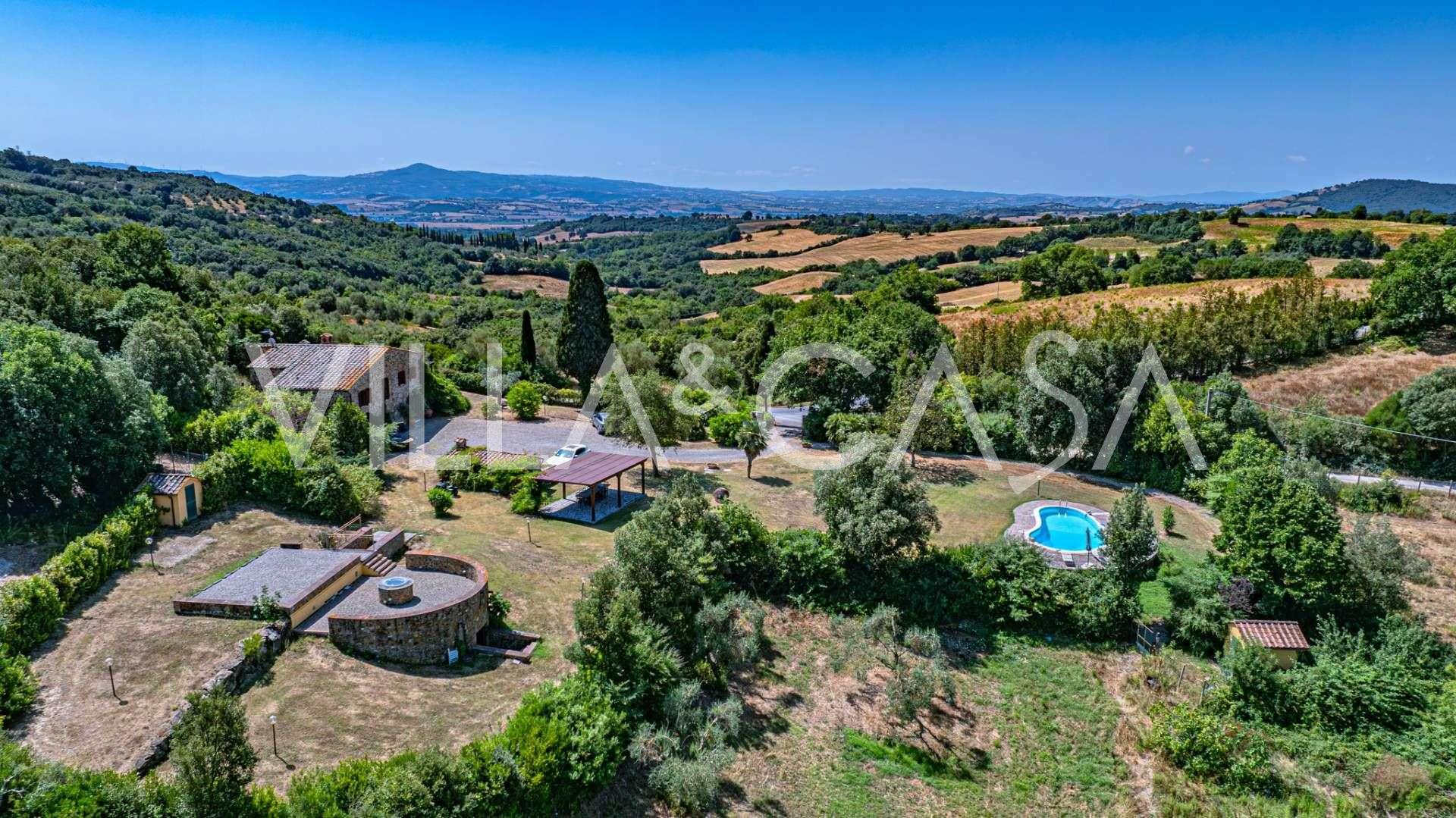 Pārdošanā villa ar baseinu un ezeru Toskānā