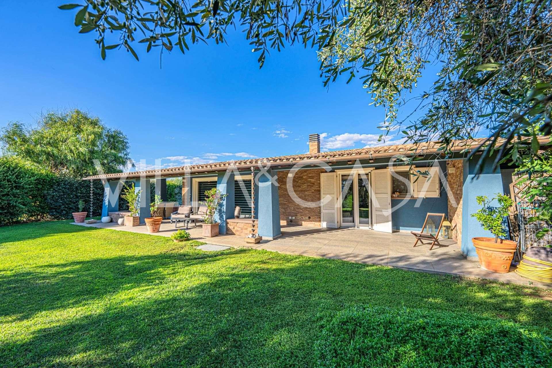 Pārdošanā villa ar baseinu pie jūras Pešija-Romana