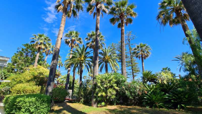 Pilsētas centrā Sanremo ir villa.