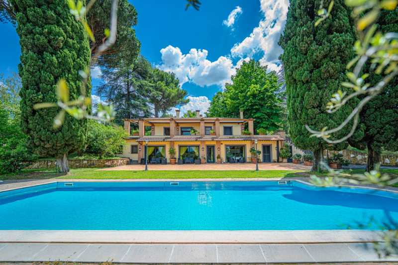 Fraskati, Roma: luksusa villa ar baseinu