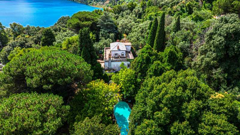 Elitāra villa Kastelgandolfo pie Albano ezera