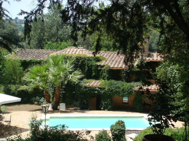 Vēsturiskā villa īrei prestižā rezidencē Romā