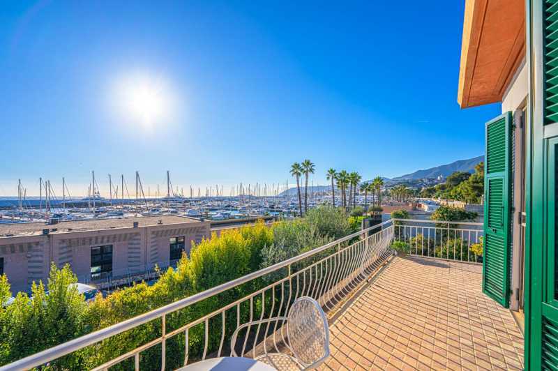 Pārdod eleganto villu pie jūras Sanremo.