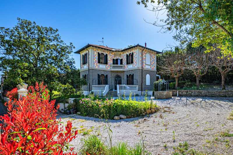 Vila ar baseinu liberti stila pie Livorno