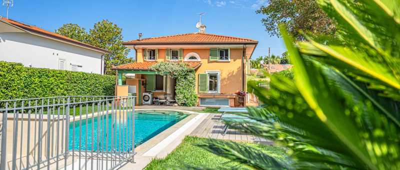 Izīrē villa pie jūras Marina di Pietrasanta