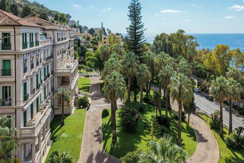 Penthouse pie jūras Ospedaletti pārdošanā