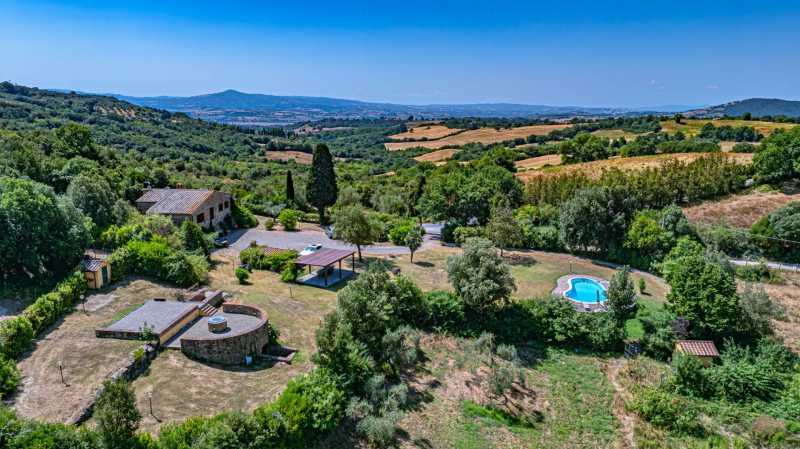 Pārdošanā villa ar baseinu un ezeru Toskānā