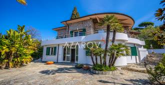 Villa Bordigherā ar panorāmas skatu uz jūru un Monako.