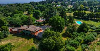 Villa ar vēsturi un baseinu Grottaferratā