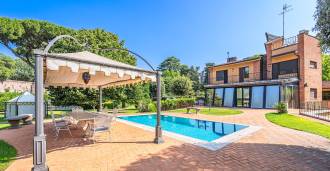 Villa ar baseinu elegantā Romas rajonā.