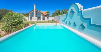 Villa ar baseinu modernā stilā uz Lacio un Toskānas robežas.