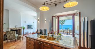 Vēsturiska ekskluzīva villa pie jūras Santamarinellā, Romā.