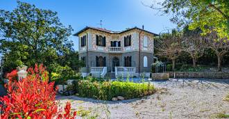 Vila ar baseinu liberti stila pie Livorno