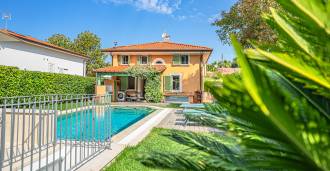 Izīrē villa pie jūras Marina di Pietrasanta