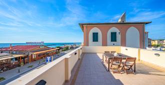 Vēsturiska villa pārdošanā pirmajā līnijā pie jūras Marina di Pisa