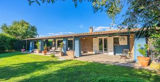 Pārdošanā villa ar baseinu pie jūras Pešija-Romana