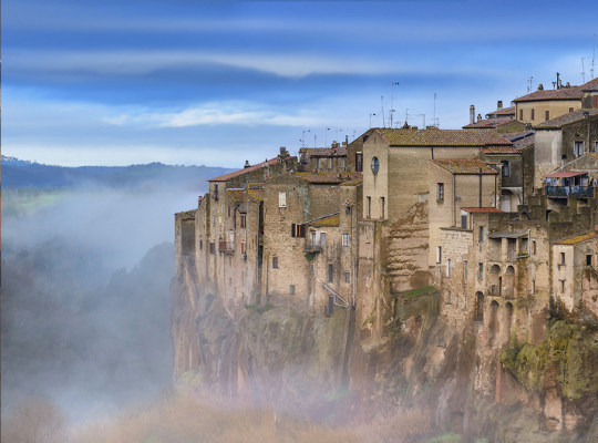 Pitigliano pilsēta ar dabīgiem akmeņiem un alām